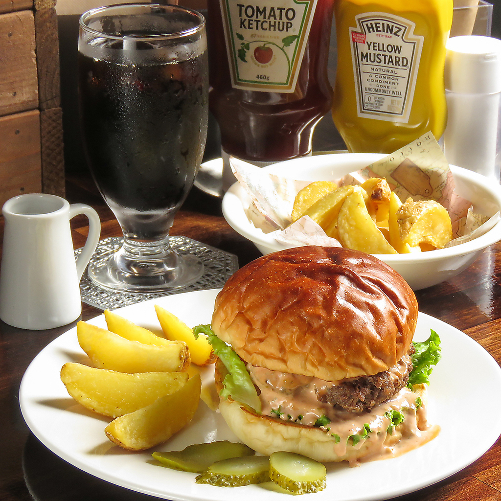 自慢のハンバーガーは、トッピングを追加したりお好みのアレンジが可能です◎