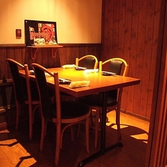 【完全個室／テーブル席：2～6名様】周囲を気にせず自慢の料理に舌鼓。お部屋の間は壁で仕切りられているため、プライベート空間をゆったりとお過ごしいただけます。人数も2～6名様までと少人数向けのお席になりますので、デートや旅行はもちろん、大切な方との少人数会食などにもおすすめです。