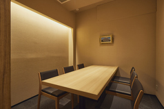 【完全個室】テーブル席は4名様×4卓ございます。プライベート空間でゆっくりとお食事と会話をお楽しみいただけます。