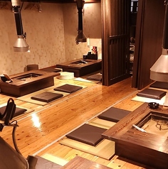 全てが囲炉裏の座卓となっているため、落ち着いてお過ごしいただけます。お席を結合すると30名までお座りいただけます！
