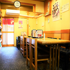 お食事やご宴会をゆっくりとお楽しみいただけるテーブル席をご用意しております！2～4人でのご利用におすすめ♪会社帰りのサク飲みはもちろん、歓送迎会や会社宴会、女子会や合コン等のご宴会にもご利用いただける使い勝手の良いお席です。ご宴会にピッタリな2H飲み放題付のコースもご用意あり。各種ご宴会のご予約承り中☆