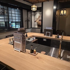 【お一人様やデートに】木の温もり溢れる特等席。30種以上の地酒を眺めながら、職人技が光る郷土料理を堪能。2025年2月刷新、松本駅前の隠れ家で至福のひとときを。