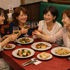 【女子会】楽しい女子会はワインやカクテルで会話が弾みます。パスタやピザ、パエリアで楽しいお食事をご演出します。コース料理なら前菜からデザートまでついて、とってもお得。色々なお料理を少しずつ楽しめて満足度アップ。
