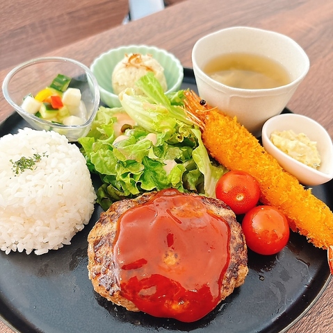 ＪＲ新見駅出口より徒歩約11分♪見た目華やかでおいしいワンプレートごはんがあるお店