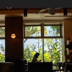 【テーブル席　4名様掛け×2席】窓際の柔らかな日差しが差し込むお席です。心地よいBGMが流れる店内でご友人とのランチやカフェタイムもゆったりとお楽しみいただけます。フードメニューも充実しておりますので、ご来店お待ちしております！