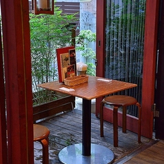 【テラス席:4名様×2卓】開放的感抜群!緑を眺めながら優雅なひとときを。最大8名様までご利用いただける、テラス席。外の空気を感じながらお食事を楽しめる、非日常的なひとときをお過ごしいただけます。扉を開けると、手前のお席だけで44名様までご利用可能な宴会場に早変わり。サク飲みから大規模宴会まで◎