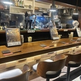 【サク飲みやデートに】キッチンとの距離が近いカウンター席はMUGENの特等席！座り心地の良い椅子と美味しいお料理＆お酒でついつい長居してしまいそう。