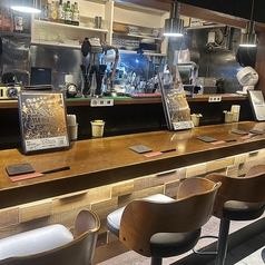 【サク飲みやデートに】キッチンとの距離が近いカウンター席はMUGENの特等席！座り心地の良い椅子と美味しいお料理＆お酒でついつい長居してしまいそう。