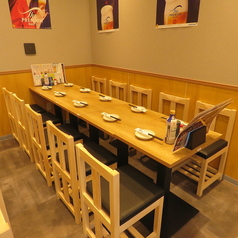 桜木町・日ノ出町エリアでの大人数宴会に！1階（最大30名様）・2階（最大40名様）のフロア貸切が可能で、会社宴会や歓送迎会に最適です。開放的なテラス席も完備し、様々な集まりに対応。関内近くで貸切や宴会をお探しの際はぜひご相談ください！自慢の焼鳥でおもてなしいたします。