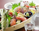新鮮で味わい豊かな鮮魚をお召し上がりいただく為、仲買を通して中央市場のその日の良い物を仕入れ。 特に脂がのり、旨み豊かな生本鮪は絶品です。鮪好きに是非お召し上がりいただきたい。その他、その時期によって脂がのった様々な旬の鮮魚を仕入れています。※天候により入荷が無い場合がございます。