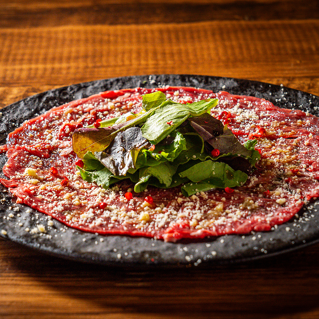 見た面も美しい「和牛の炙り パルメザンカルパッチョ」