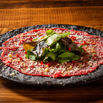 見た面も美しい「和牛の炙り パルメザンカルパッチョ」