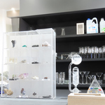 店内には化学や鉱物に関連するものが展示されています。