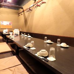 【4名様向け完全個室】雰囲気も自慢の個室！女子会、男子会、会社飲み会、お友達同士や、ご家族にも◎人数に合わせてお席にご案内いたします。様々なシーンに最適な旬の食材を使用した飲み放題付の宴会コースも各種ご用意しています。また単品でのアラカルト用の飲み放題プランも併せてご利用くださいませ。