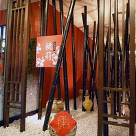 竹藪風に装飾されたエントランス