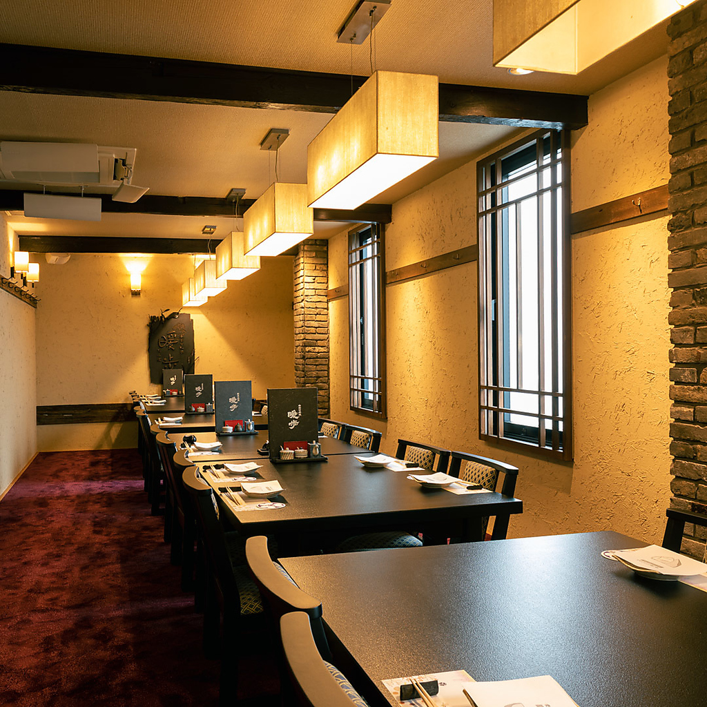 【会席、接待、お祝いの際に】落ち着いた和の空間には、テーブル席・カウンター席を完備。