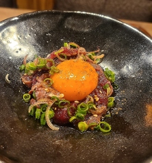 熟成鹿のユッケ仕立て　〜卵黄と香味野菜〜の写真