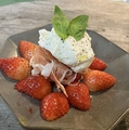 料理メニュー写真&nbsp;苺と生ハムのマスカルポーネ仕立て