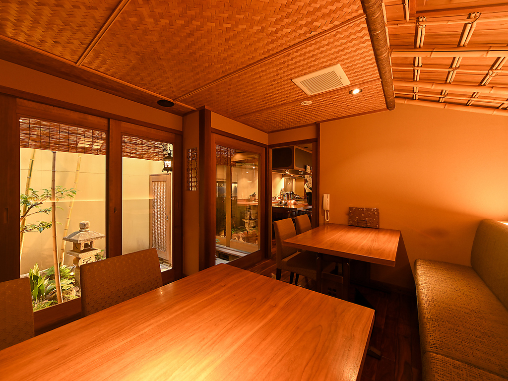 こだわりぬいた店内インテリアは青ひげの本流本店を物語る