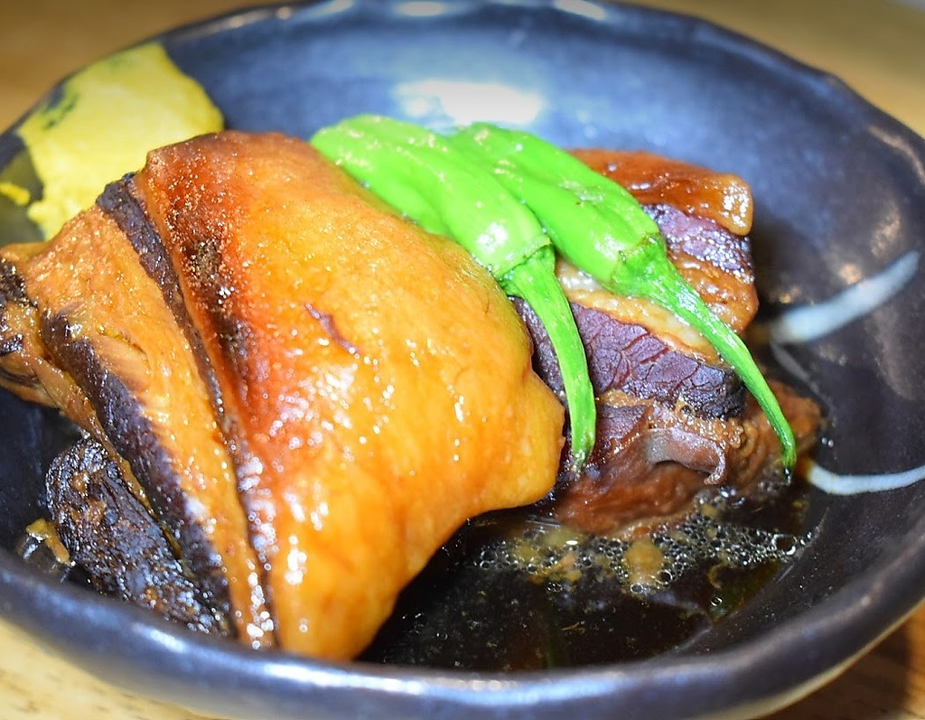 大きな豚肉をとろっとろになるまで煮込んだ角煮は老若男女問わず人気のメニューです◎