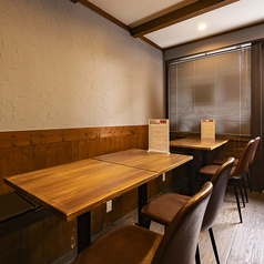 【シーンを選ばないテーブル席】親しいご友人同士の飲み会や、大人のデートを楽しみたい夜にピッタリのお席です◎