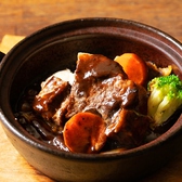 ビーフシチュー2000円(税込)何時間も煮込んだ牛肉はとても柔らかく、肉の美味しさとと濃厚なデミグラスソースをたっぷり味わえます!ボリューム感にぴったりの、食べ応えのある味わいになります。おもてなしにもおすすめのメニューです。ぜひ赤ワインと一緒にどうぞ。