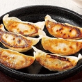 大人から子供まで大人気の餃子は隠れ人気メニュー。お酒によく合う餃子で乾杯♪