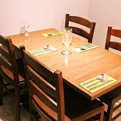 ゆったり座れる4名掛けのテーブル◎落ち着いてお食事を楽しめます。