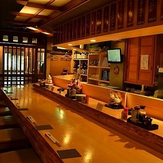 【カウンター席：1～2名様】料理人の手元を目でも楽しみたい方に。11席あるカウンター席では、料理が運ばれるまでの過程もお楽しみいただけます。プロの調理過程にご興味のある方や、口下手で話題に自信がない方、横並びで距離を縮めたいデートでのご利用におすすめ。奥行きもあり、テレビもあるのでお一人様も歓迎します。