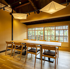 【半個室×3部屋】周囲を気にせず、ゆったりと会話を楽しめる半個室を完備。接待や会食、ご家族でのご利用など、幅広いシーンにご利用いただけます。2階の8名掛けのお部屋をご利用の場合は、個室料としてお部屋代を頂戴しております。