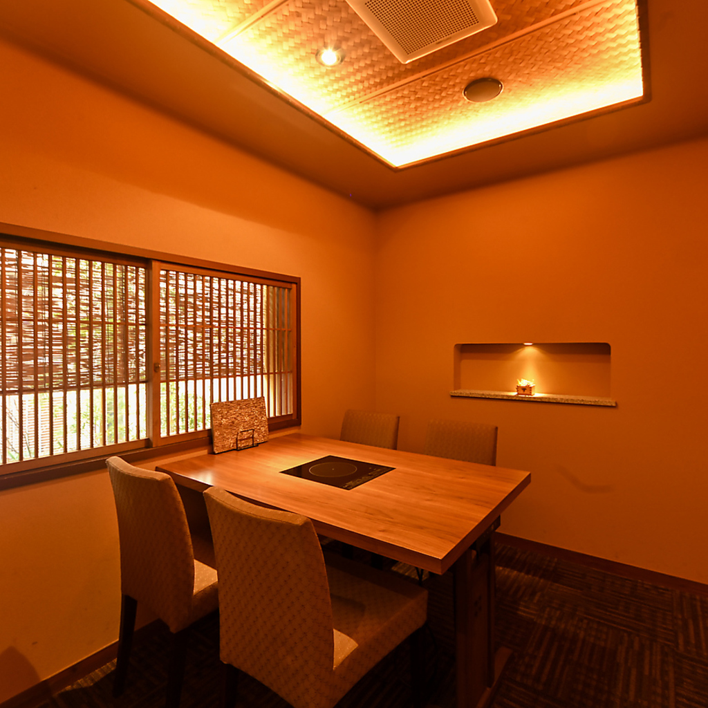 個室でゆっくりとお食事をいただけます。ご予約の際に席を選びください