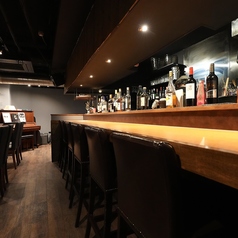 【カウンター席】カップルや少人数でご利用いただけます。雰囲気があり、落ち着けるカウンター席で至福の時間をお過ごしください。西武新宿線田無駅から徒歩5分の好立地にお店を構えております。お気軽にご来店ください。