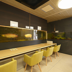 ご家族やご友人とのお食事に最適な、3名様用のテーブル席をご用意しております。落ち着いた空間で、会話を楽しみながら、ゆったりとお食事をお楽しみいただけます。ちょっと特別な日や、気軽な集まりにもぴったりのお席です。