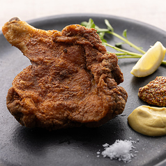 紀州みかん鶏の骨付きもも肉のフライドチキン