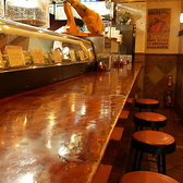 【立ち飲みできる】本場のバルスタイルを気軽に体験。 入口近くのカウンターでは、スペイン流の立ち飲みスタイルも楽しめます。サクッと一杯飲んで帰りたい時や、待ち合わせまでの時間に最適◎