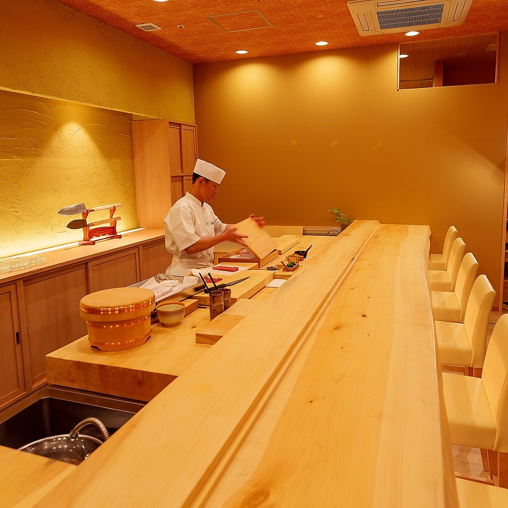 美しい内装とともにNEW OPEN。落ち着いた雰囲気が自慢のお店です。