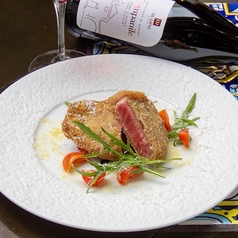 牛ロースのカツレツ～ルッコラとアイコトマトたっぷりチーズを削って～