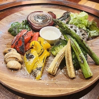 香ばしくグリルした野菜をアンチョビ香るソースで、、