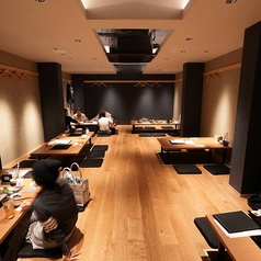 【掘りごたつ席：4名様～6名様×3卓】4名様用席が1卓、6名様用席が2卓あり、すべて繋げることで最大16名様までご利用いただける宴会席に。人目を気にすることなく、ゆったりと宴会をお楽しみいただけます。落ち着いた雰囲気の個室席で、皆さまが一堂に会する特別なひとときをご提供します。ぜひご利用ください。