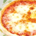 料理メニュー写真 マルゲリータピザ、パンチェッタとサラミのピザ、野菜ときのこのピザ、真イカとアンチョビのピザ