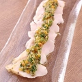 料理メニュー写真 美桜鶏ささ身のしっとり燻製仕立て　チミチュリソース