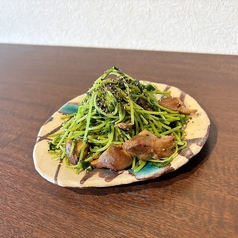 砂ズリと豆苗の黒コショウ炒め