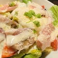 料理メニュー写真&nbsp;生ハムとアボカドシーザーサラダ