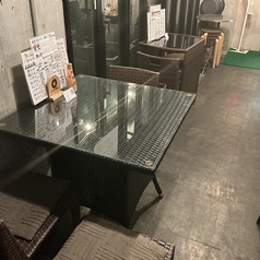 テーブルは2名席と4名席をご用意しています。