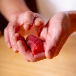 一貫一貫丁寧に職人が握る鮨は口の中で旨みが広がります。