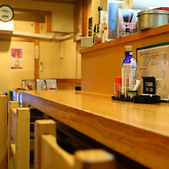 元気で丁寧な接客が魅力のスタッフとの会話に花が咲くカウンター席はデートや気の置けないご友人とのお食事にもオススメです。居心地の良い雰囲気なのでおひとり様でもごゆっくりお食事やお酒をお楽しみいただけます。仕事帰りのサク飲みにも◎帰りにちょっと一杯飲みたくなった時には、どうぞお気軽にお立ち寄りください。