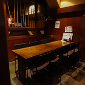 当店は喫煙可能となっており、愛煙家の方も嬉しいお店です。美味しいお食事やお酒などのドリンクを味わいながら、お席でそのままタバコをお楽しみいただけます。周囲を気にすることなく紫煙をくゆらせて、日々の疲れを癒やす至福のひととき。ゆったりとご自分のペースでお過ごしいただける、大人のためのくつろぎ空間です。