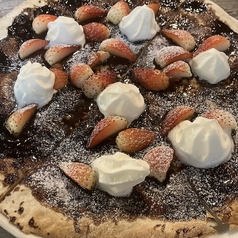 苺とホイップのチョコレートピザ