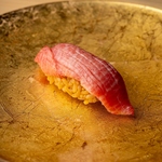 握り、軍艦、巻物と種類を揃えております。お好みの一貫を是非、見つけてください。