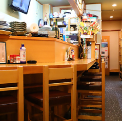 元気で丁寧な接客が魅力のスタッフとの会話に花が咲くカウンター席はデートや気の置けないご友人とのお食事にもオススメです。居心地の良い雰囲気なのでおひとり様でもごゆっくりお食事やお酒をお楽しみいただけます。仕事帰りのサク飲みにも◎帰りにちょっと一杯飲みたくなった時には、どうぞお気軽にお立ち寄りください。
